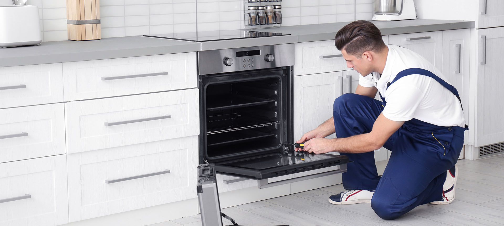 Técnico realizando servicio y reparación de electrodoméstico Whirlpool